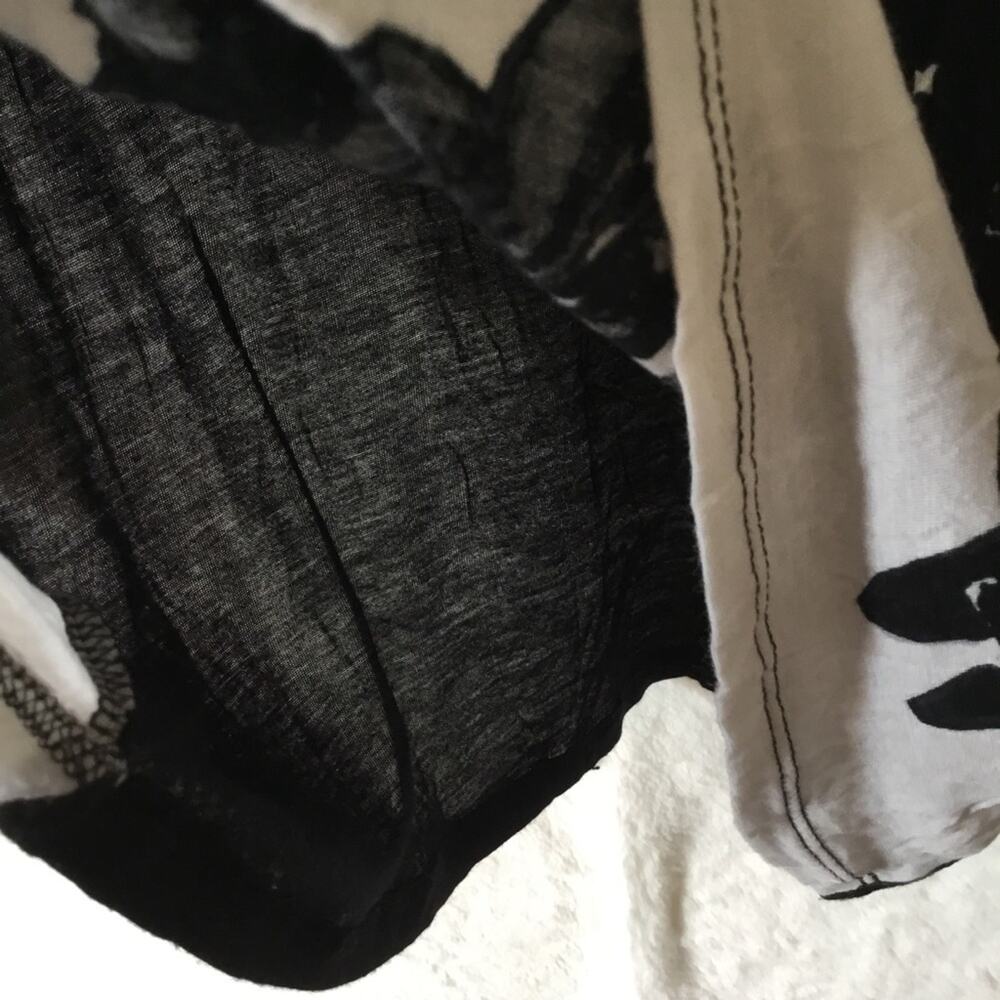 Kensie Black and White Abstract Print Top - Picture 4 of 16